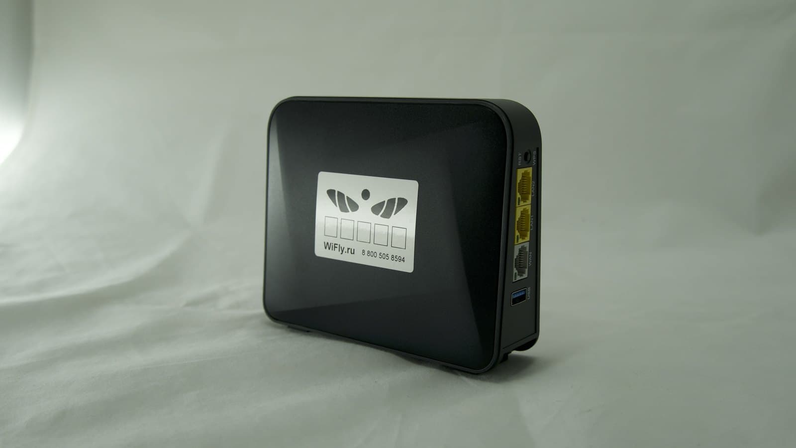 Wi-Fi роутер flyBox Omni от WiFly — вид сзади с портами LAN, WAN и USB